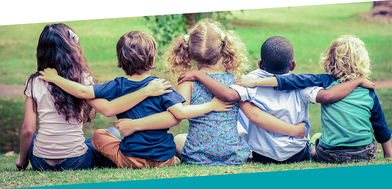 Kinder, die sich gegenseitig im Arm halten